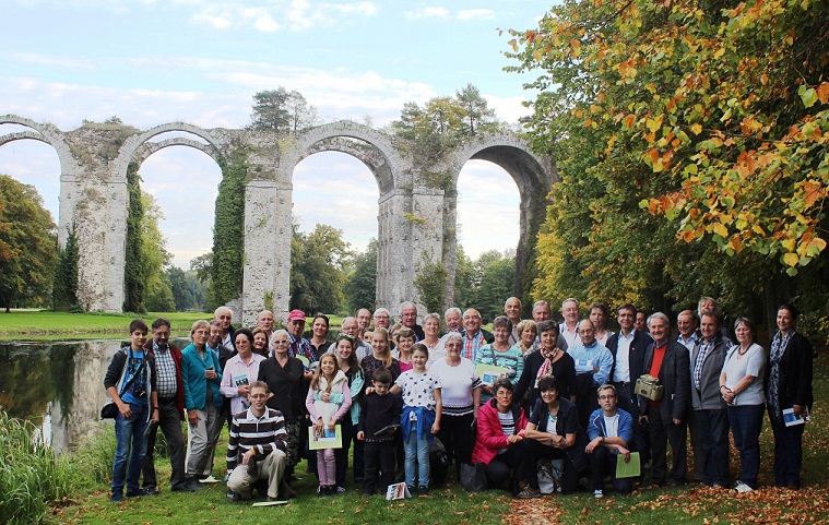 Die französischen Gastgeber mit ihren deutschen Gästen vor dem Aquädukt im Park von Schloss Maintenon. 