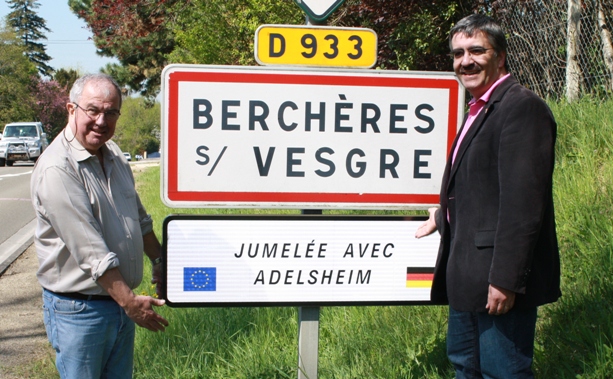 Bürgermeister Pascal Philippot und sein Kollege Klaus Gramlich bei der Enthüllung des Partnerschaftsschildes am Ortseingang.
